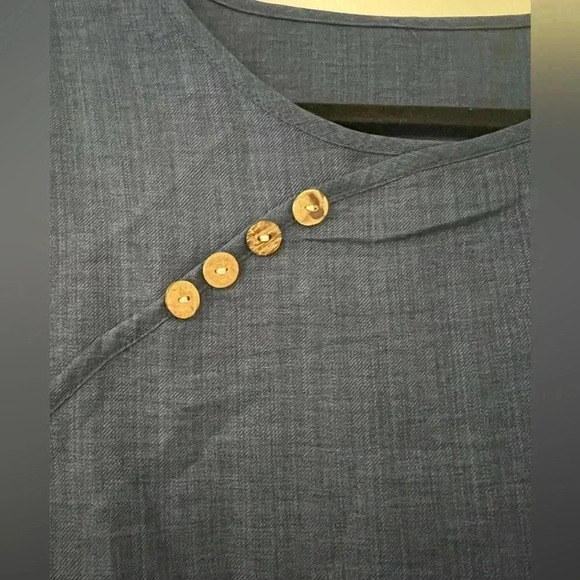 3/4 length sleeve top with beautiful button detail size XL (K109) - Picture 5 of 9